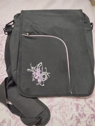 Mochila bandolera negra con detalles rosas