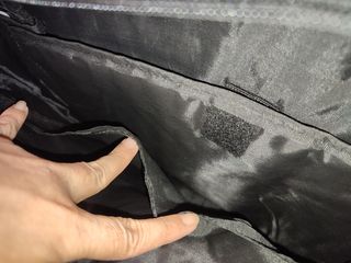 Mochila bandolera negra con detalles rosas