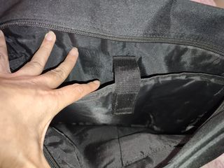 Mochila bandolera negra con detalles rosas