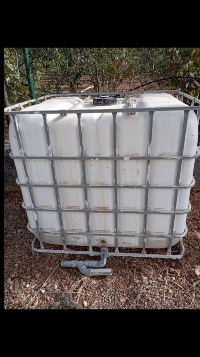 Depósito de agua 1OOOl solo a tenido agua de pozo