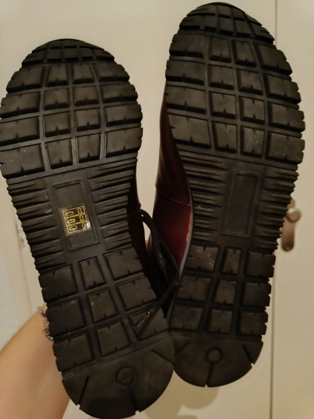 NUEVOS SIN ESTRENAR Zapatos de cuero color vino