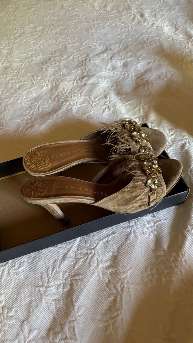 Pedro Miralles Tacones Beige con Plumas y Pedrería