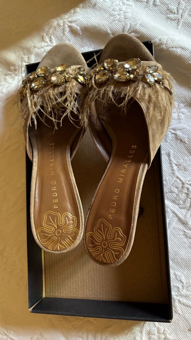 Pedro Miralles Tacones Beige con Plumas y Pedrería