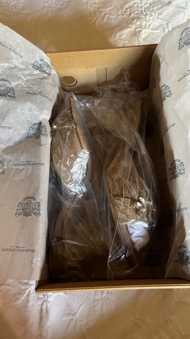 Pedro Miralles Tacones Beige con Plumas y Pedrería