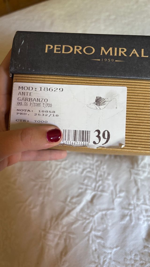 Pedro Miralles Tacones Beige con Plumas y Pedrería