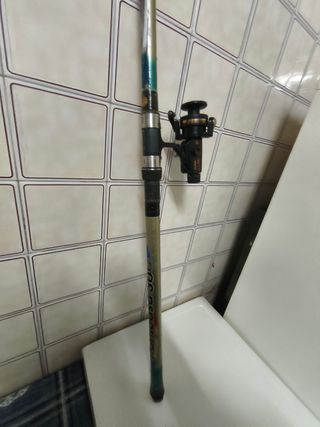 Caña y carrete usados tal como se ve anuncio