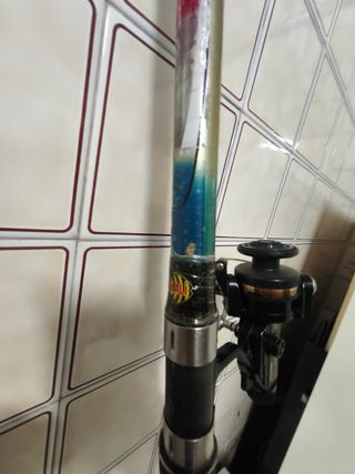 Caña y carrete usados tal como se ve anuncio