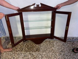 Vitrina de madera noble con puertas de cristal