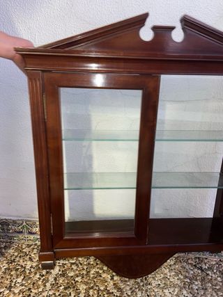 Vitrina de madera noble con puertas de cristal