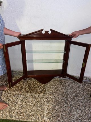 Vitrina de madera noble con puertas de cristal