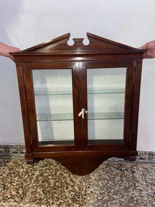Vitrina de madera noble con puertas de cristal