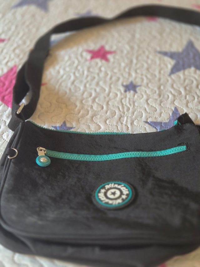 Bolso deportivo negro con detalles turquesa