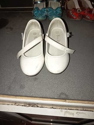 Zapatos blancos de tacón para niña