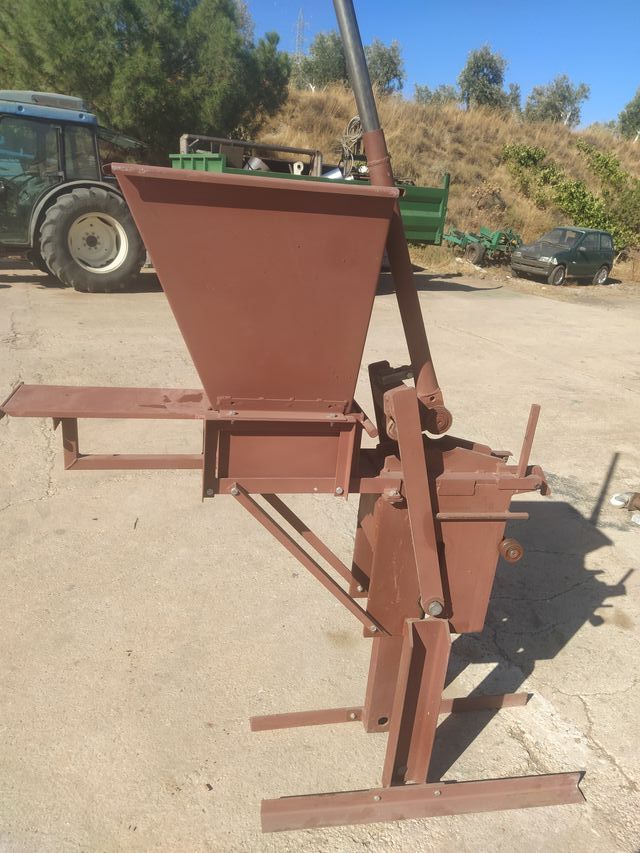 Prensa manual para hacer adobe