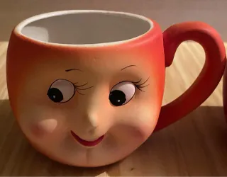 Coppie di tazze con faccina sorridente