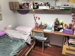 Habitación con cama nido y escritorio