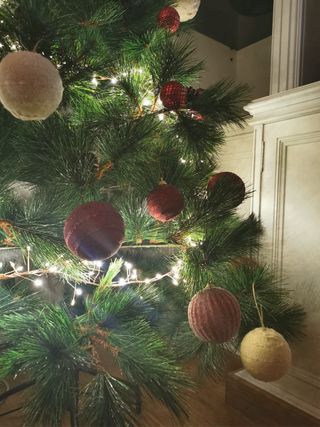 Árbol de Navidad con Adornos