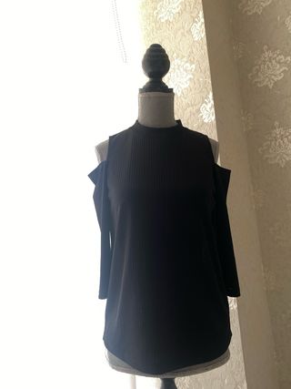 Blusa Stradivarius hombros descubiertos - Talla S