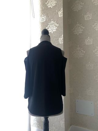 Blusa Stradivarius hombros descubiertos - Talla S