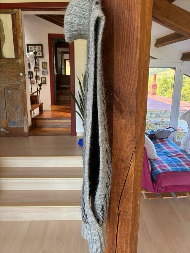 Chaleco de lana gris con cuello alto