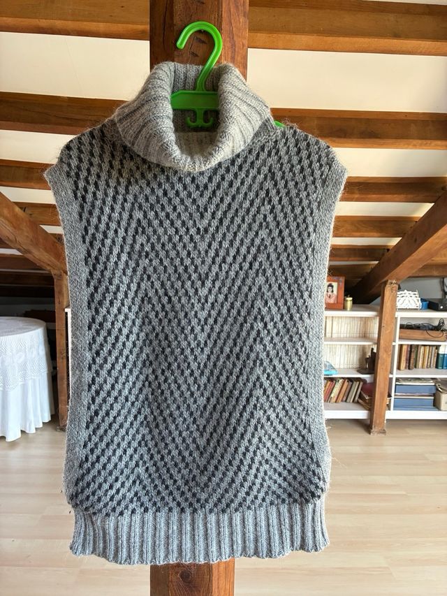 Chaleco de lana gris con cuello alto
