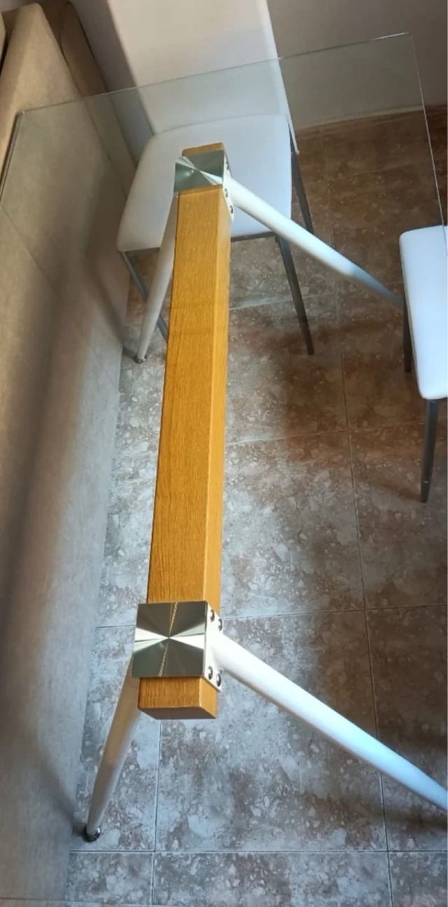 Mesa de cristal con patas de madera y metal 90x120