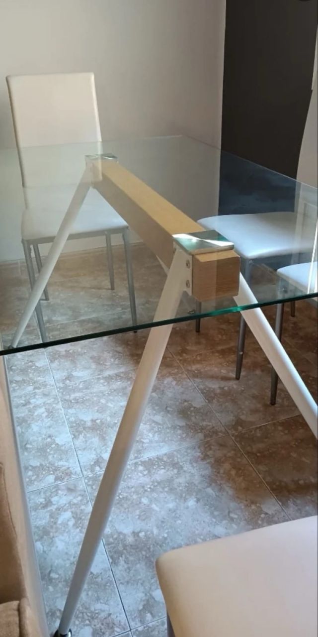 Mesa de cristal con patas de madera y metal 90x120