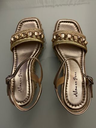 Sandalias Alma en Pena doradas/bronze