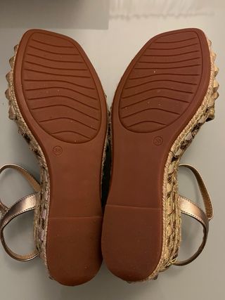 Sandalias Alma en Pena doradas/bronze