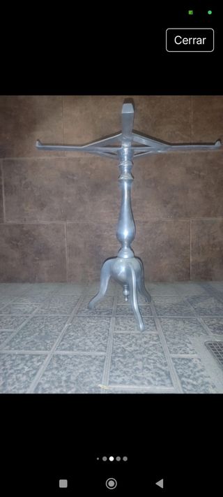 Antiguo velador de metal