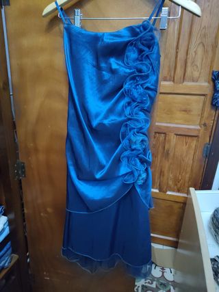 Vestido de fiesta azul con volantes
