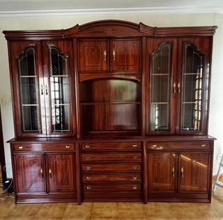 Mueble de salón madera y cristal.