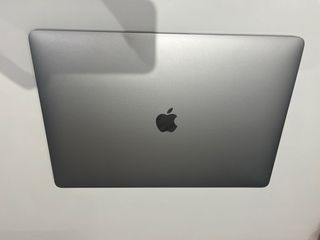 MacBook Pro 15’ Gris Espacial + funda + cable usbc