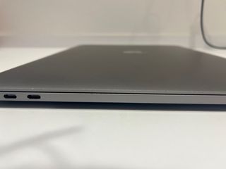 MacBook Pro 15’ Gris Espacial + funda + cable usbc