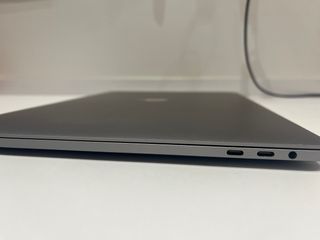 MacBook Pro 15’ Gris Espacial + funda + cable usbc