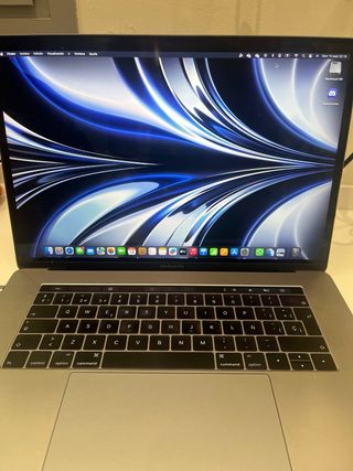 MacBook Pro 15’ Gris Espacial + funda + cable usbc