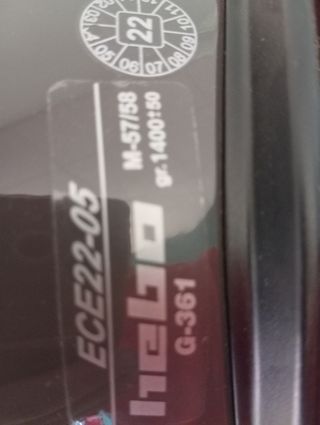 Casco de moto gris y negro