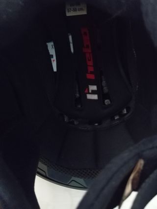 Casco de moto gris y negro