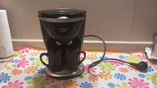 Cafetera eléctrica con 2 tazas