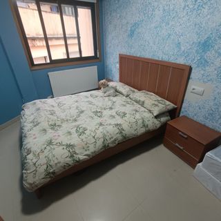Dormitorio y mesas auxiliares
