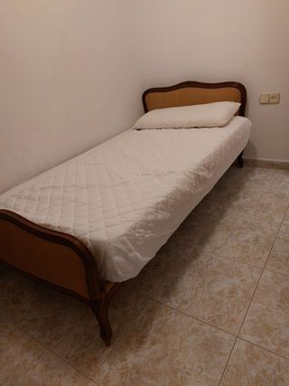 Cama individual antigua de madera y tela