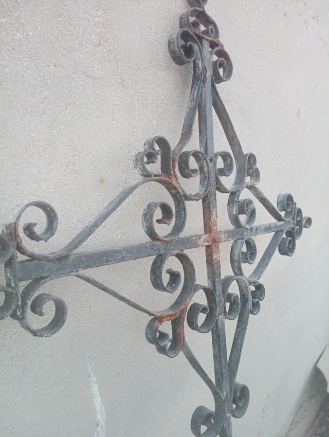 Cruz antigua de forja