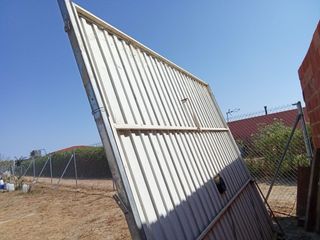 Portón de garaje blanco