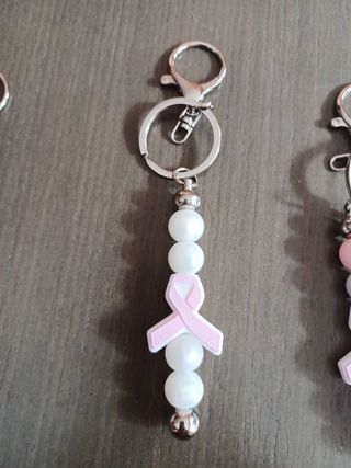 Llaveros con cinta rosa y cuentas