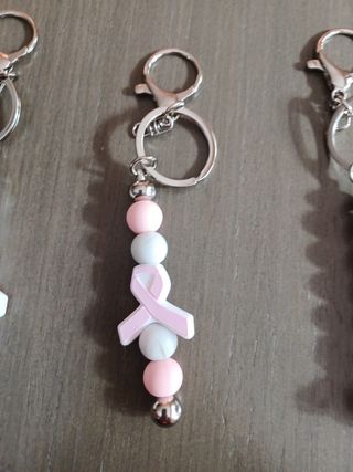 Llaveros con cinta rosa y cuentas