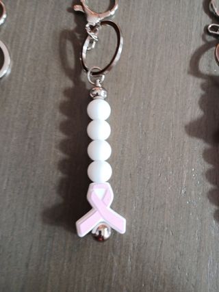 Llaveros con cinta rosa y cuentas