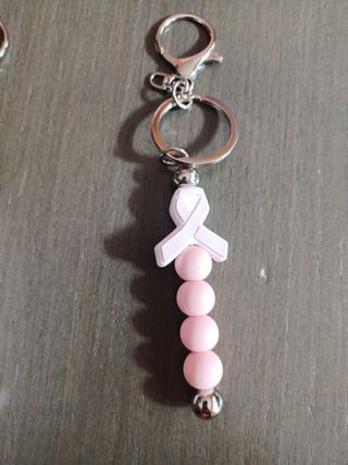 Llaveros con cinta rosa y cuentas
