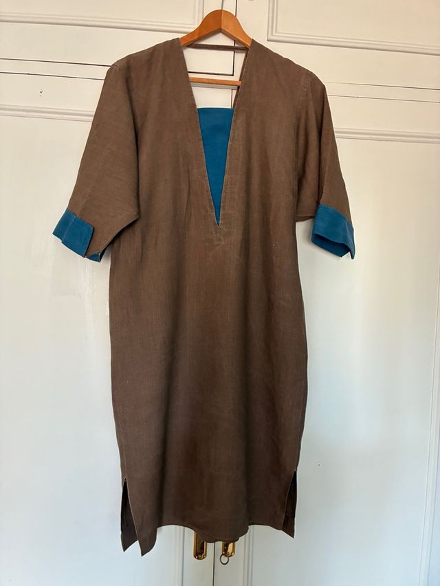 Vestido de lino marrón y azul