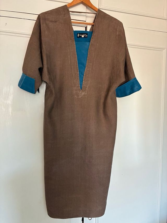 Vestido de lino marrón y azul