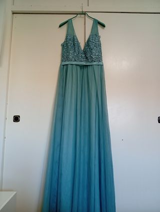 Vestido largo verde azulado con encaje